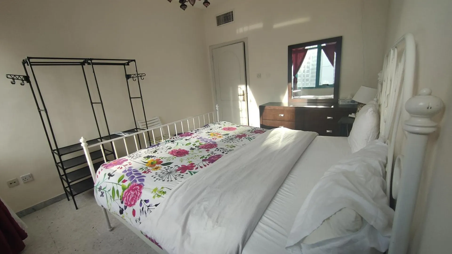 Room 3, Couples Should Be Married 아부다비 0*,  아랍에미리트